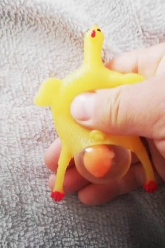Kip sleutelhanger legt een ei - te grappig photo review